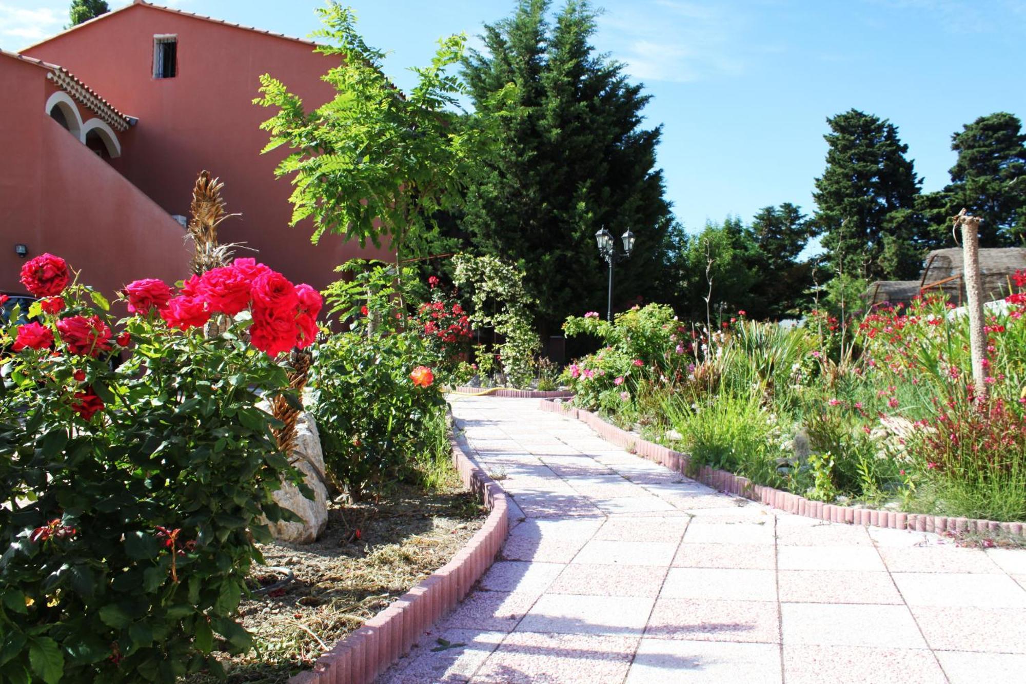 Appart'Hotel Festival Sud Aqua - Avignon Tgv Exterior photo